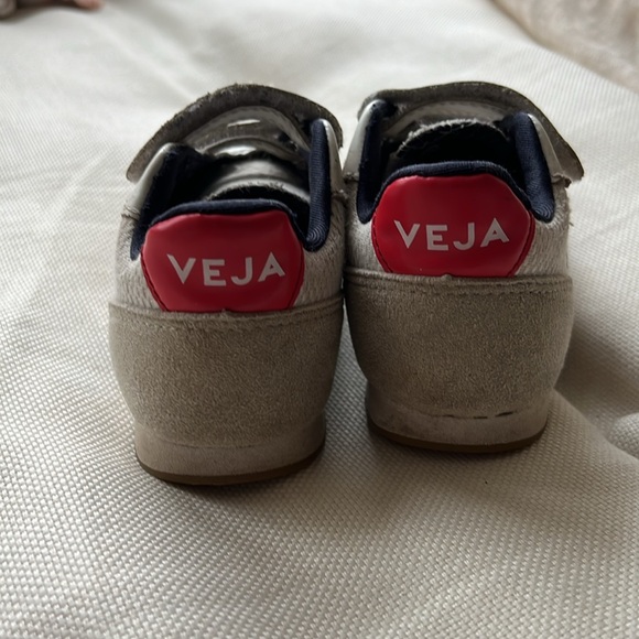 Veja kids sneakers size 10 - Picture 3 of 3